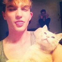 动漫男生抱白猫头像