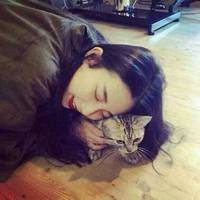 唯美女生抱猫头像欧美