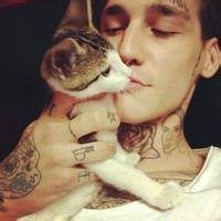 欧美霸气女生抱猫头像