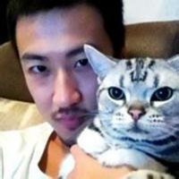 女生抱小娃娃龙猫头像