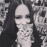 动漫短发女生抱猫头像个性网