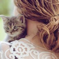 女躺着抱猫头像