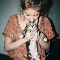 卡通少女抱猫头像唯美