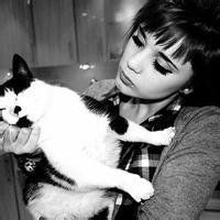 二次元女头抱猫头像