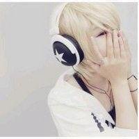 动漫抱白猫头像