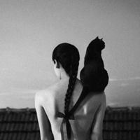 女生抱猫头像卡通图片