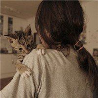 短发黑衣女生抱猫头像