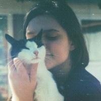 低头抱猫头像女生头像