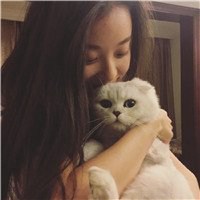 短发黑衣女生抱猫头像