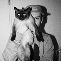 女生抱猫头像卡通图片