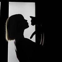 动漫女孩抱猫头像粉色