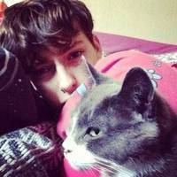 侧面长发女生抱猫头像