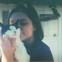 短发黑衣女生抱猫头像