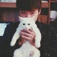 女生抱猫头像卡通图片