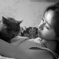 漂亮女生抱熊猫头像