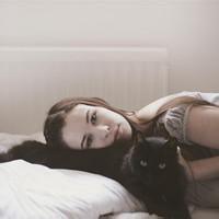 漂亮女生抱熊猫头像