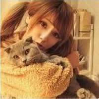 女生抱猫头像漫画图片