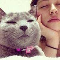 漂亮女生抱熊猫头像