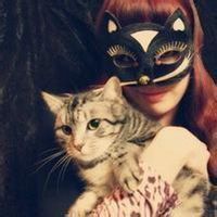 女人抱猫头像唯美图片