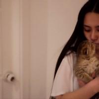 女生抱猫头像短发韩版