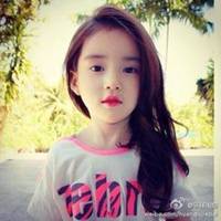 弯嘴笑搞怪萝莉头像