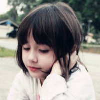 混血有雀斑小萝莉头像