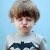 可爱小孩亲吻头像