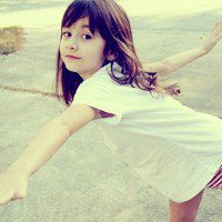 欧美可爱小孩捂脸头像