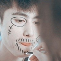 灰白色搞怪男生头像