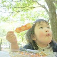 小男孩喝水搞怪头像