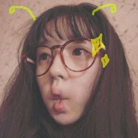 带蓝天搞怪女生头像