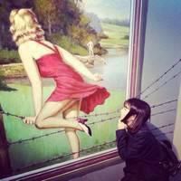 戴眼镜框搞怪女头像