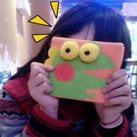 戴眼镜框搞怪女头像