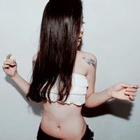 黑白侧脸戴帽子动漫头像女生