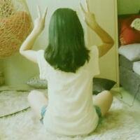 女生斜身剪刀手头像