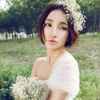 手捧花环动漫女生头像