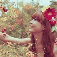 头戴花环小女孩头像