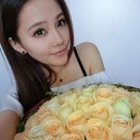 情侣头像男生拿玫瑰