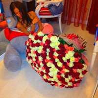 情侣头像男生拿玫瑰花图片唯美