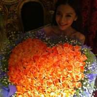 微信动漫头像男生拿玫瑰