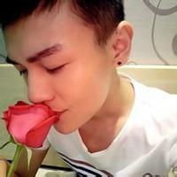 女生拿玫瑰动漫头像霸气