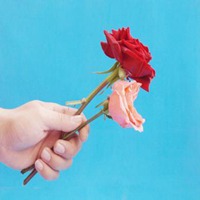 动漫拿玫瑰男生头像霸气