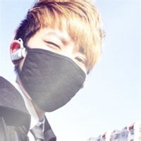 微信头像男自拍戴口罩躺在床上