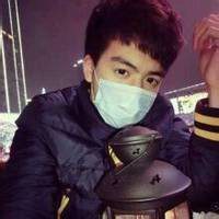 微信头像男自拍戴口罩躺在床上