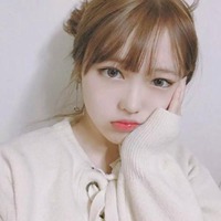 小黄人自拍头像女生