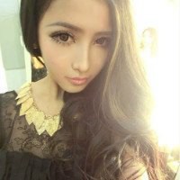 女生坐车里自拍头像