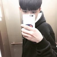 男生坐车里自拍头像