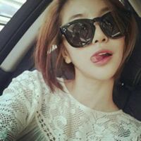 女生坐车里自拍头像