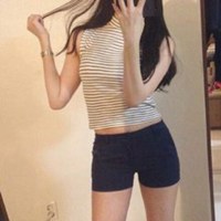 微信头像女生自拍露手机超霸气