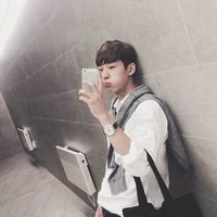 女生坐车里自拍头像